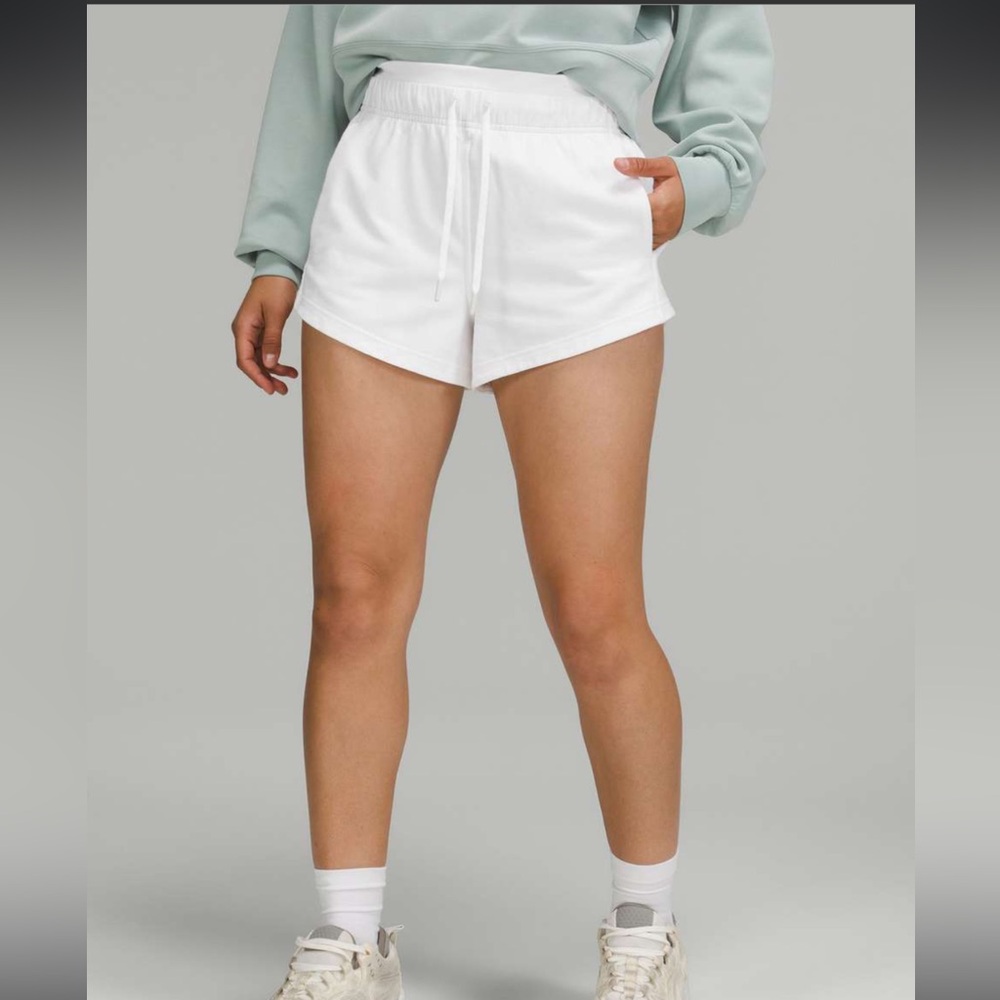 Lululemon Inner Glow High-Rise short 3” - white size 6